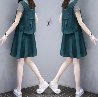 我媳妇1米53，出门不爱穿裙子，只穿港味套装+尖头鞋，真显高