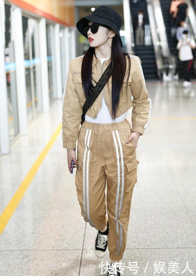  『美女』路人街拍，美女搭配砖红色的针织衫，打造出美丽的线条感