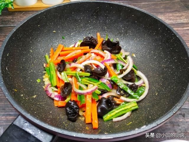 咸香■鸡蛋不要直接下锅煎,多加一步,又软又嫩,咸香入味,口感更蓬松