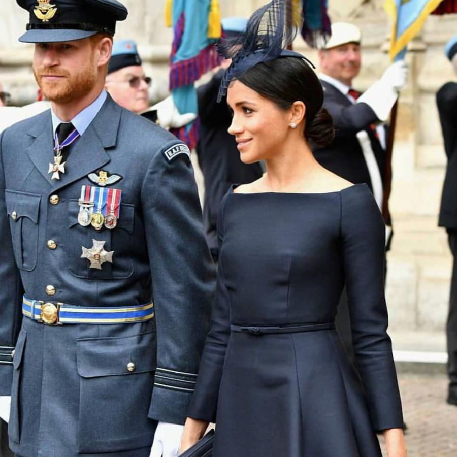 梅根一字肩小黑裙出席皇家空军百年庆典, 美过凯特, 优雅如奥黛丽