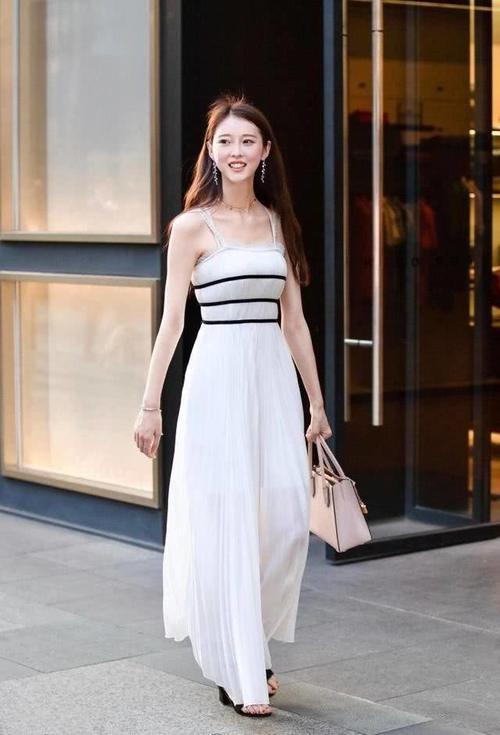 街拍：小姐姐他们时尚的装扮显得那么成熟！