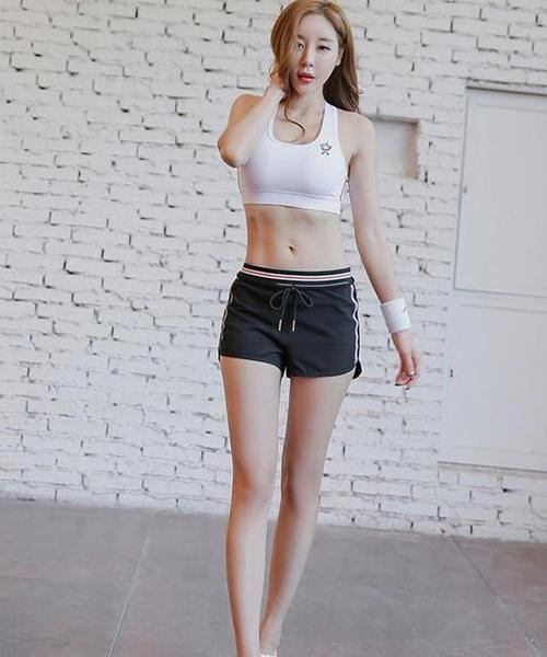 傲人身材的打底裤美女,秀出凹凸曲线,吸引力十足!