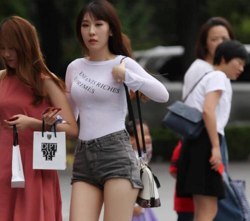 街拍：时尚又性感，青春活力十足的小姐姐，真的会忍不住多看两眼