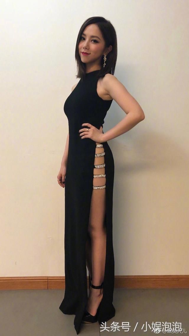 摆脱皮裤的邓紫棋变时尚了，身着高叉裙变身1米8大长腿
