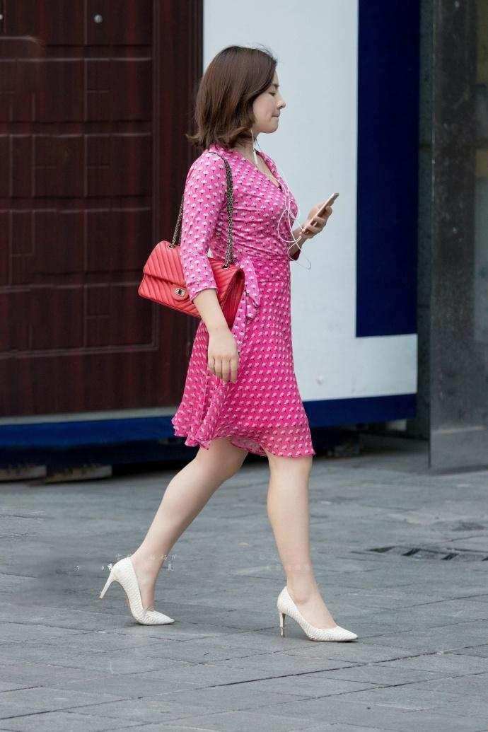 街拍, 红色的连衣裙很是抢眼, 小姐姐穿上后十分的靓丽性感