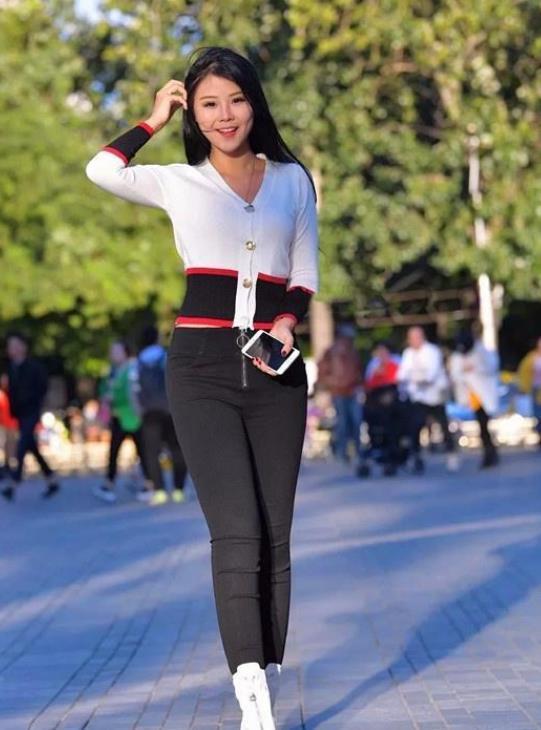 『紧身裤』街拍:笑容灿烂的美女,一件白色小衫配黑色紧身裤,显得身姿俊美