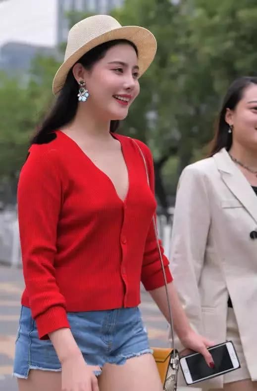 微胖小姐姐与闺蜜逛街有说有笑，心情很好