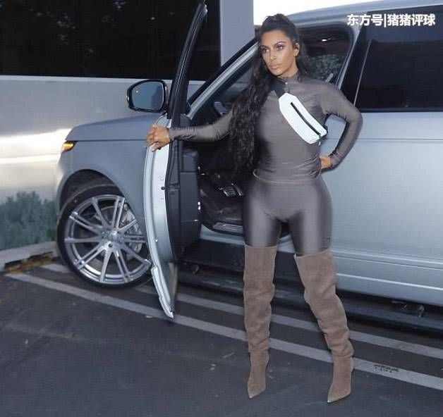 卡戴珊真高调!如此夸张的身材比例，偏偏爱穿紧身衣!
