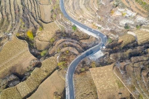 周末去济南南部山区自驾游，经过一条盘山公路，蜿蜒盘旋好壮观