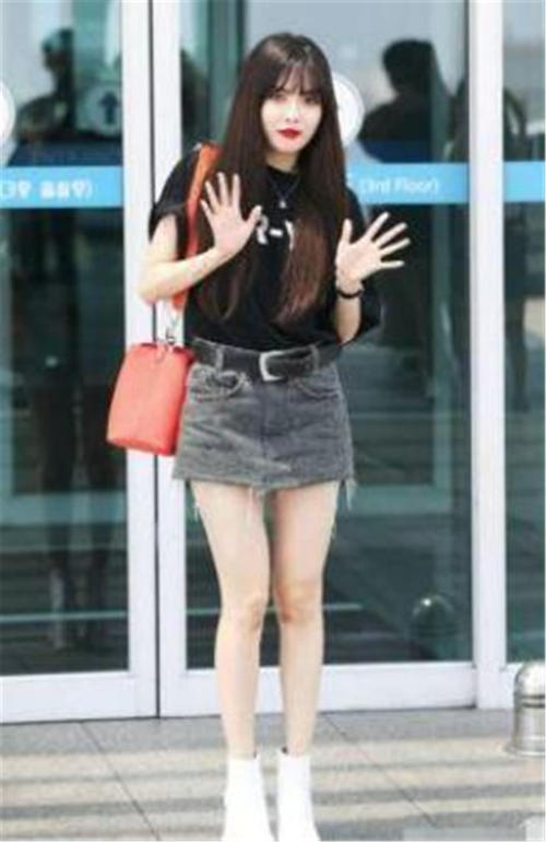 韩国女星金泫雅胆子不小，没想到竟把纸杯当鞋跟，就不怕踩碎了？