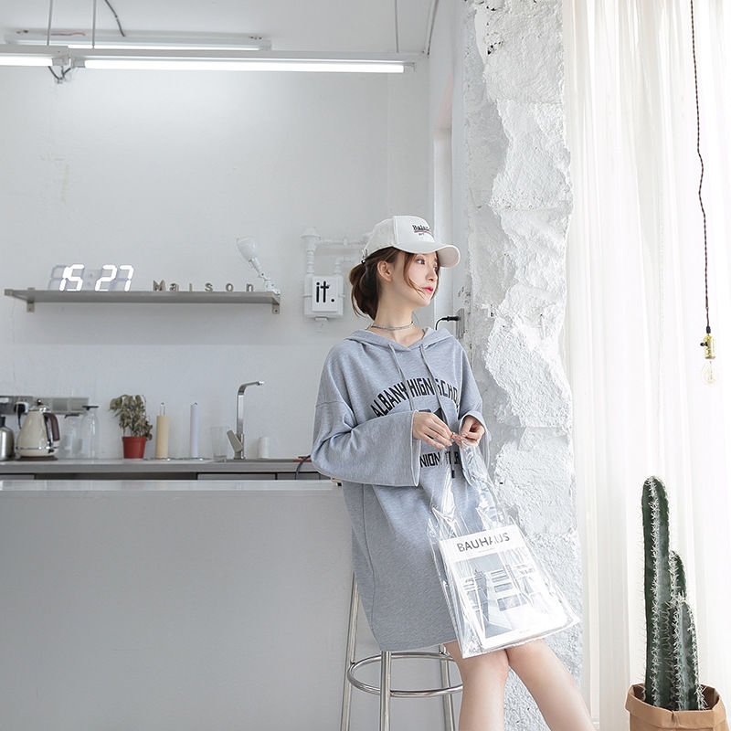 别怪我没告诉你,今年流行卫衣裙+长筒靴,春节穿上真的美极了