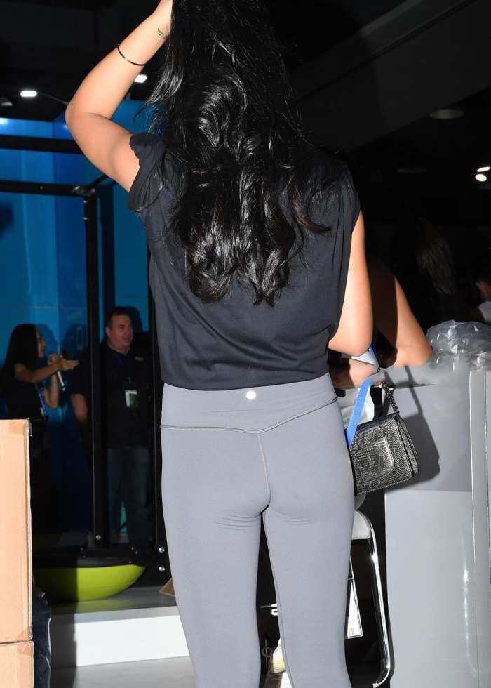 街拍: 紧身裤的小姐姐, 勾勒完美曲线