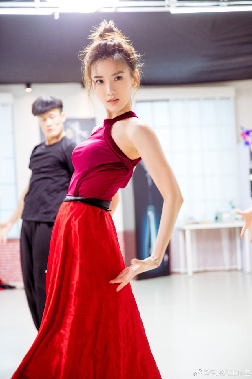 毛晓彤身穿条纹连体裤秀大长腿，165身高穿出2米的气场，美炸了！