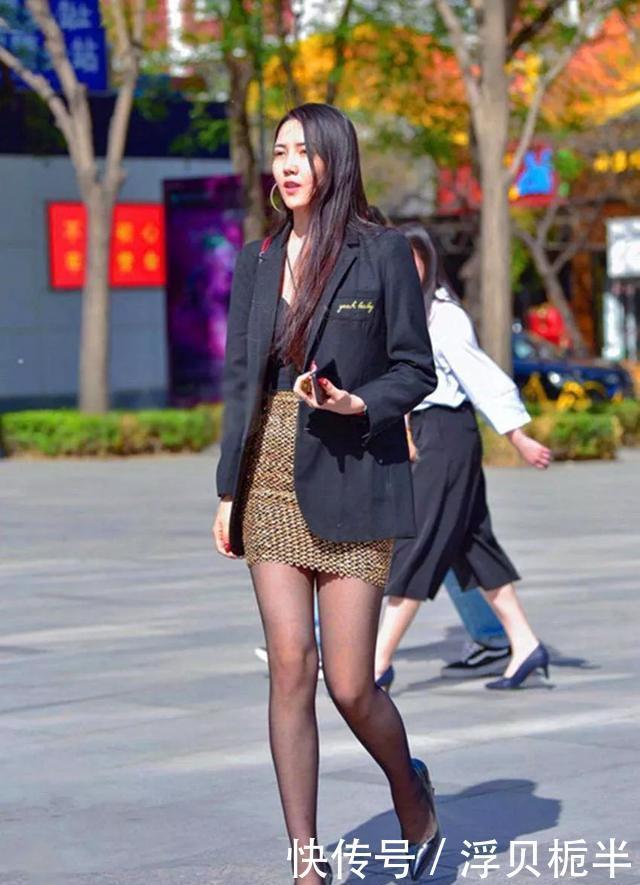 『性感』美女网纱连衣裙搭配一双高跟鞋,给你性感的同时还很时尚