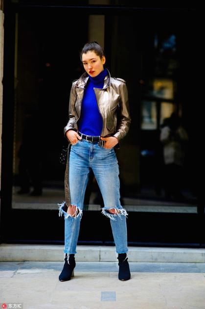周冬雨为破洞牛仔裤代言 这么穿才能显腿长