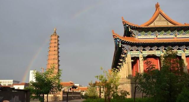 这座寺庙位于甘肃闹市，周围已翻新重建，唯有它1600年来屹立不倒