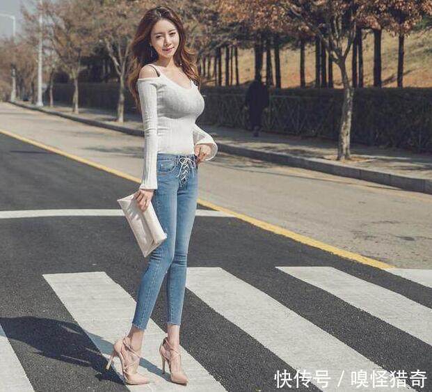 紧身牛仔裤让你的水蛇腰凸显的更加纤细漂亮