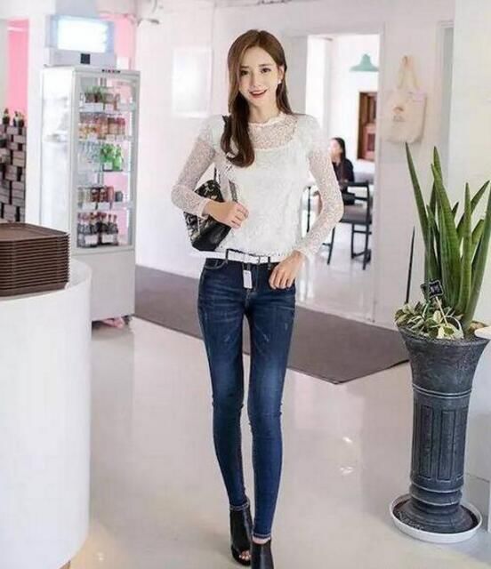 紧身牛仔裤修饰出美女身材曲线感，显现的时尚靓丽又有魅力