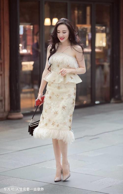 街拍美女，简单的穿搭也能彰显不一样的时尚美，好气质让人侧目