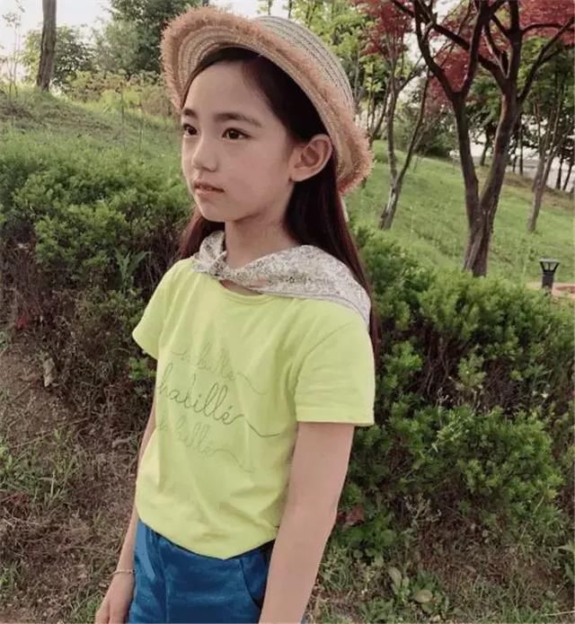 她7岁开始化妆,8岁骨骼停止生长,容貌停在14岁,五官很精致