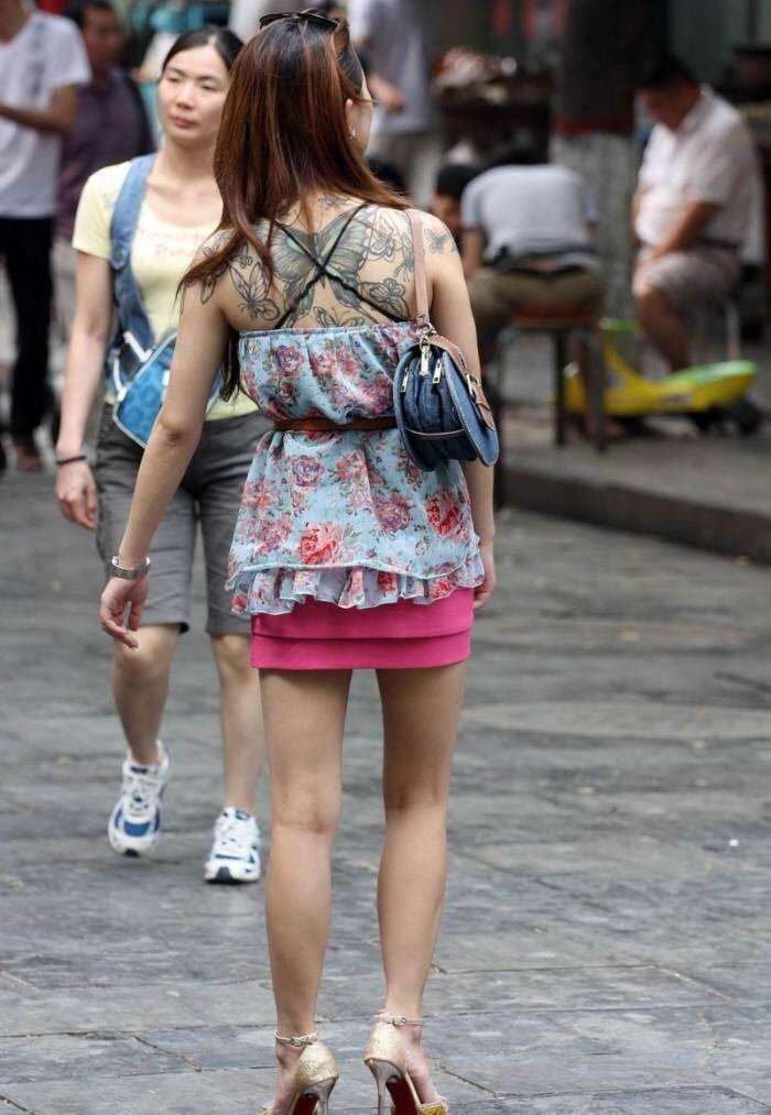 街拍: 气场冷艳的纹身姐姐, 腿型也这么好看