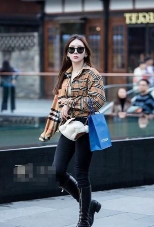  [看起来]路人街拍，小姐姐身穿黑色的旗袍连衣裙，看起来很有美感