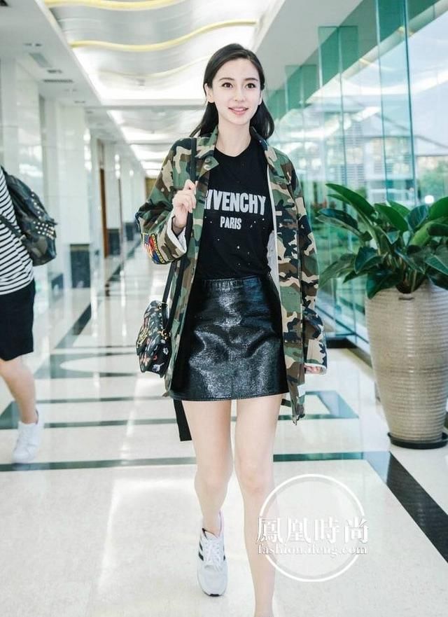 20岁关晓彤撞衫26岁Angelababy，一个真的嫩一个装嫩