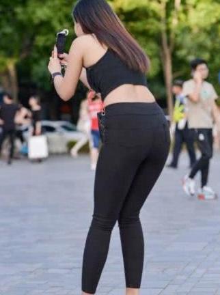 时尚潮流的打底裤装扮，展现女人好看的双腿，显得特别迷人！