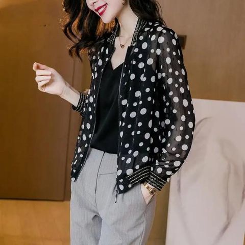  #女人#手臂粗女人看过来！适合31-65岁女人穿的“黑白衫”，遮肉又减龄