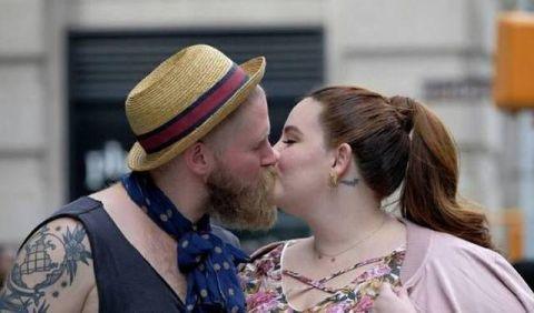 国外女子200多斤, 大街上被众人拍照, 看了女子的腿直呼恶