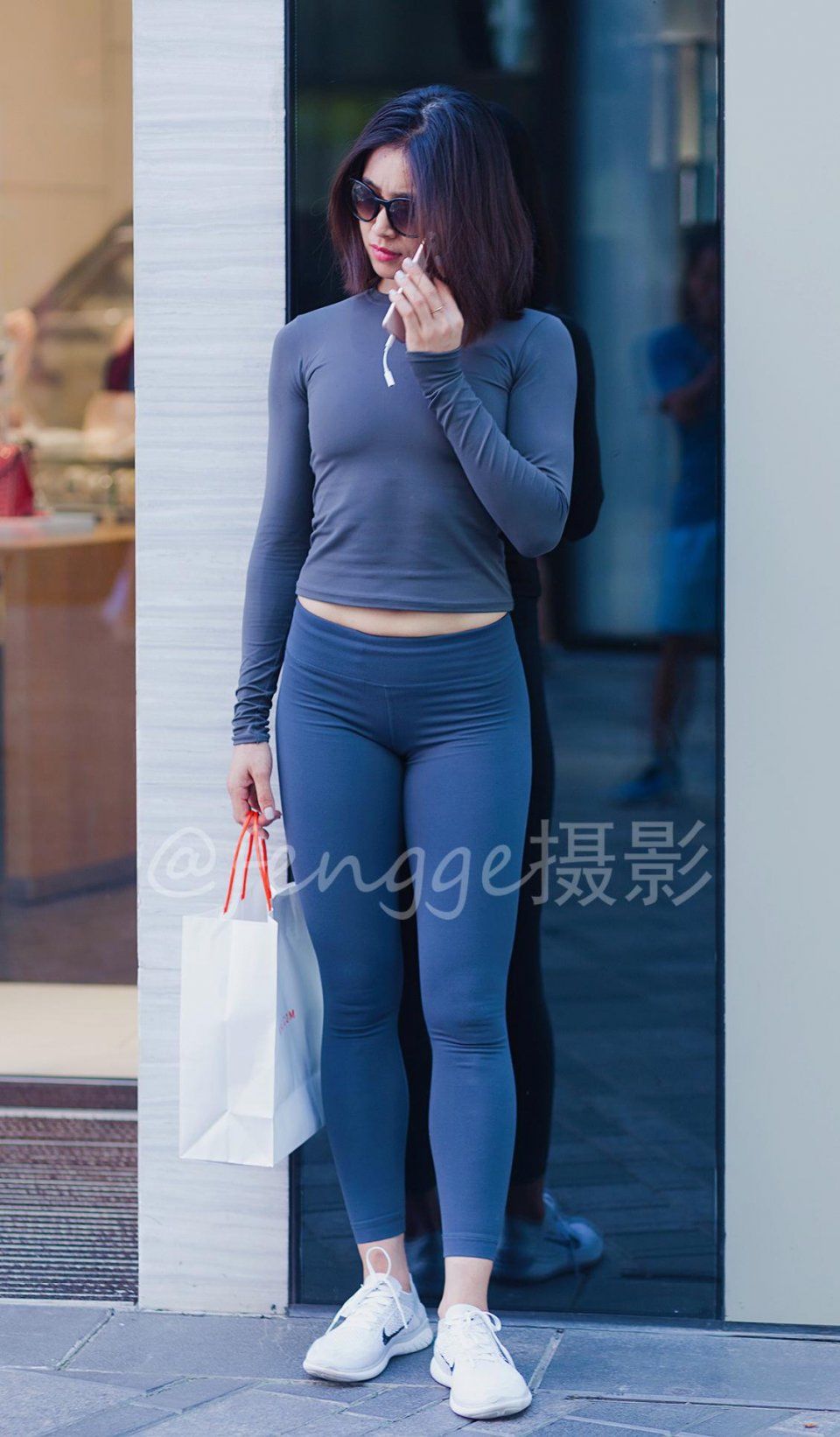 街拍:偶遇身穿健身服的运动范美女，这身材一看就是练家子