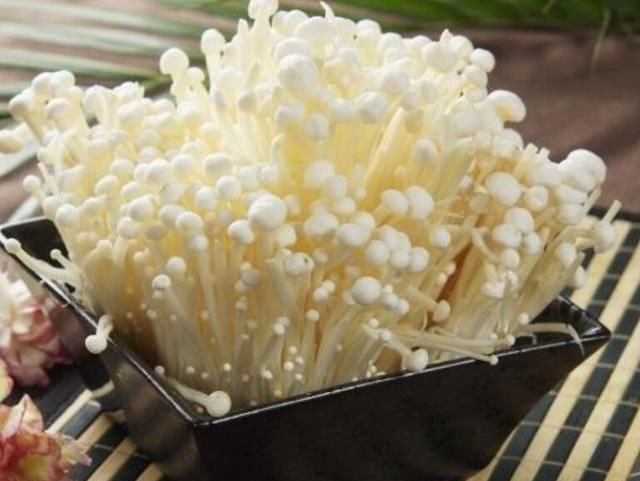  『根部』金针菇的根部切掉了，直接丢掉太浪费，稍作处理金针菇吃不完