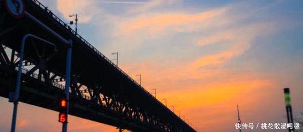 中国第一座长江大桥每天通行12万辆车,百万铆钉无一松动