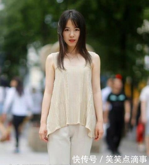 休闲裤■街拍:亭亭玉立的小姐姐,一件米色上衣配白色休闲裤,女人味十足