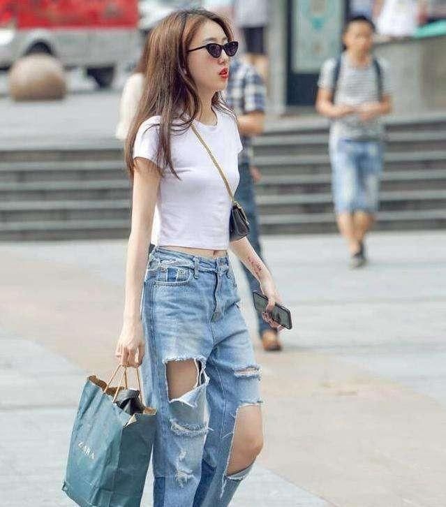  别人@简单易搭的基础款白T恤,想要比别人穿的更出彩,就这样搭配