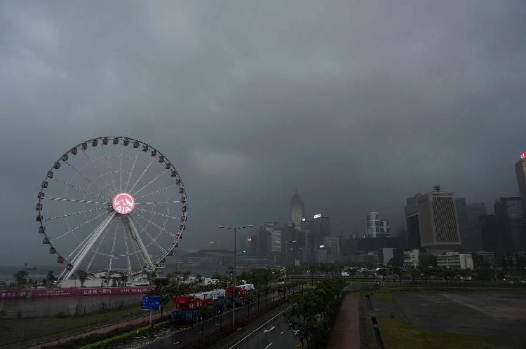 广州的雨有多大?白云机场被暴雨覆盖变 码头