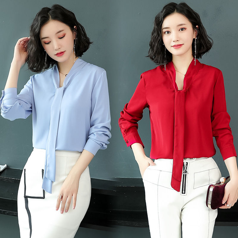 45岁的小姨，打扮的真美嫩!穿这样“小衫配白裤”，洋气显年轻