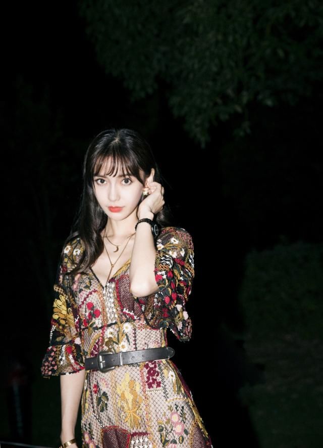 很多女星选择在出席活动的时选择镂空装,蒋欣性感,姓张的她最美