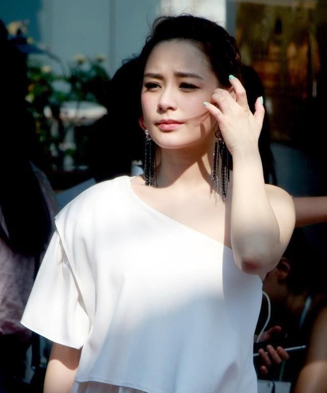  「脸上」阿娇真不会老？白长裙搭配黑运动鞋，皮肤白皙脸上毫无瑕疵