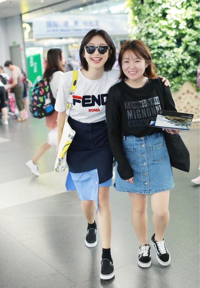 张俪在机场又调皮了,T恤玩出新花样,你可学会了