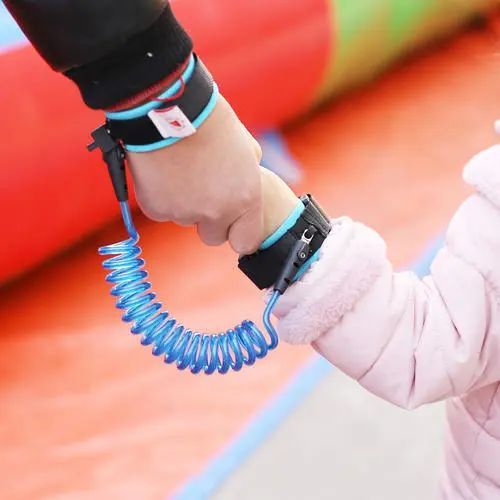  再犯|两岁女童被吊电梯门！家长别再犯这个错