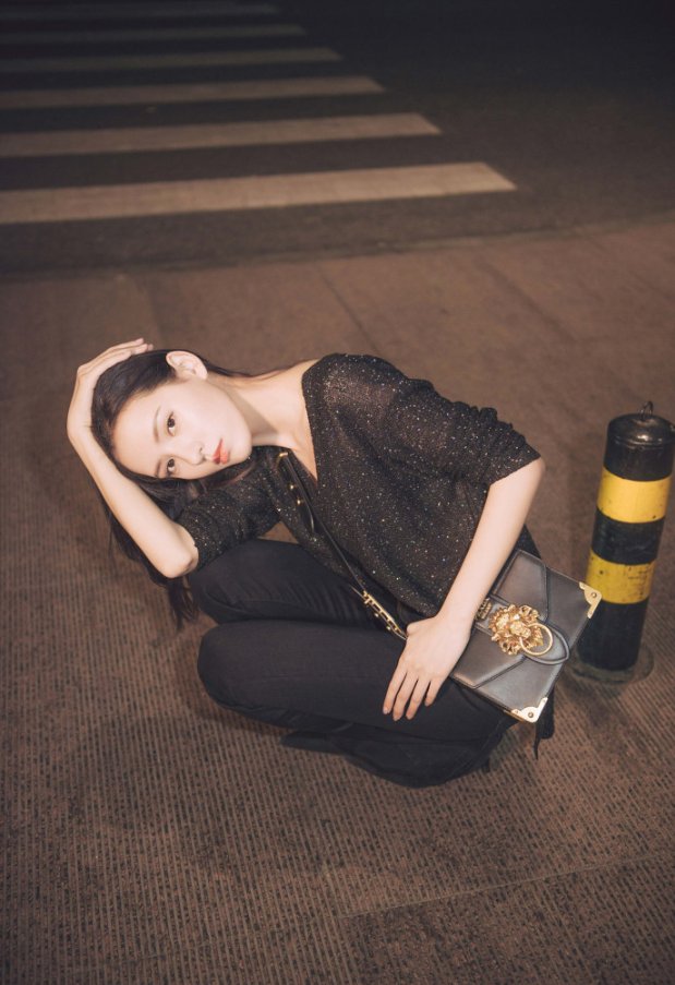 张予曦全身黑色衣服都挡不住长腿魅力，下一个带货女王就是她了吧