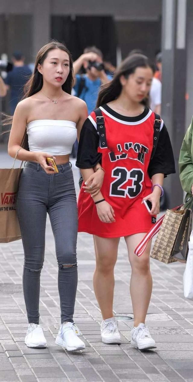 街拍时尚：性感紧身牛仔裤，穿出100分的时尚好身姿！