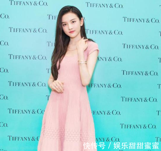 20岁宋祖儿和21岁关晓彤同穿粉色裙，小姐姐和大妈的差距！