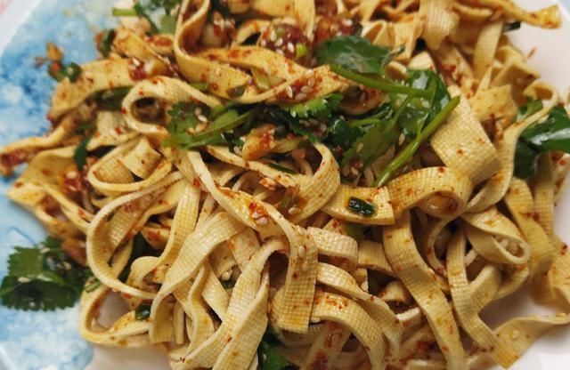  「营养」鲜香麻辣的凉拌豆皮，营养低脂，好吃下饭，相当简单的居家美食