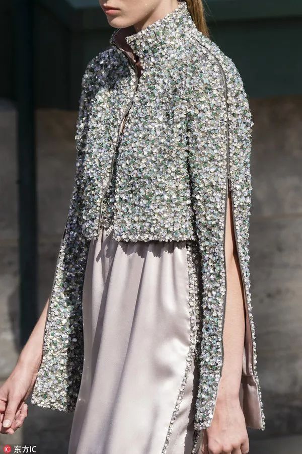 我们在巴黎大皇宫变的书报亭里问了周迅和刘雯一些小秘密……