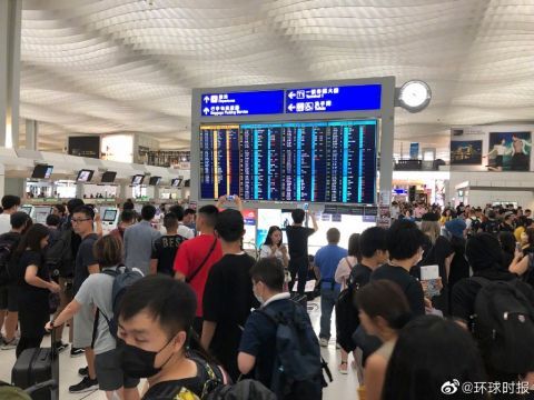 非法示威者集结香港机场 旅客受阻