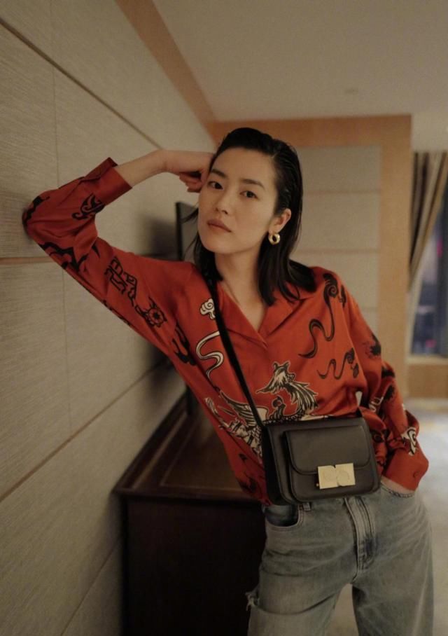 【衣品】刘雯衣品太高级,浅色牛仔夹克搭牛仔阔腿裤魅力四射,不愧是超模