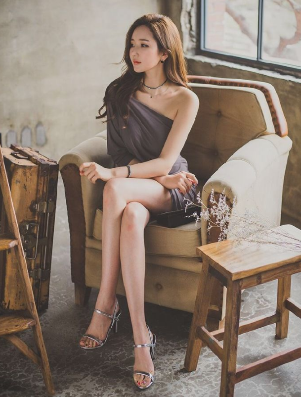 穿出俏美曲线的紧身裙美女，显得时尚潇洒！