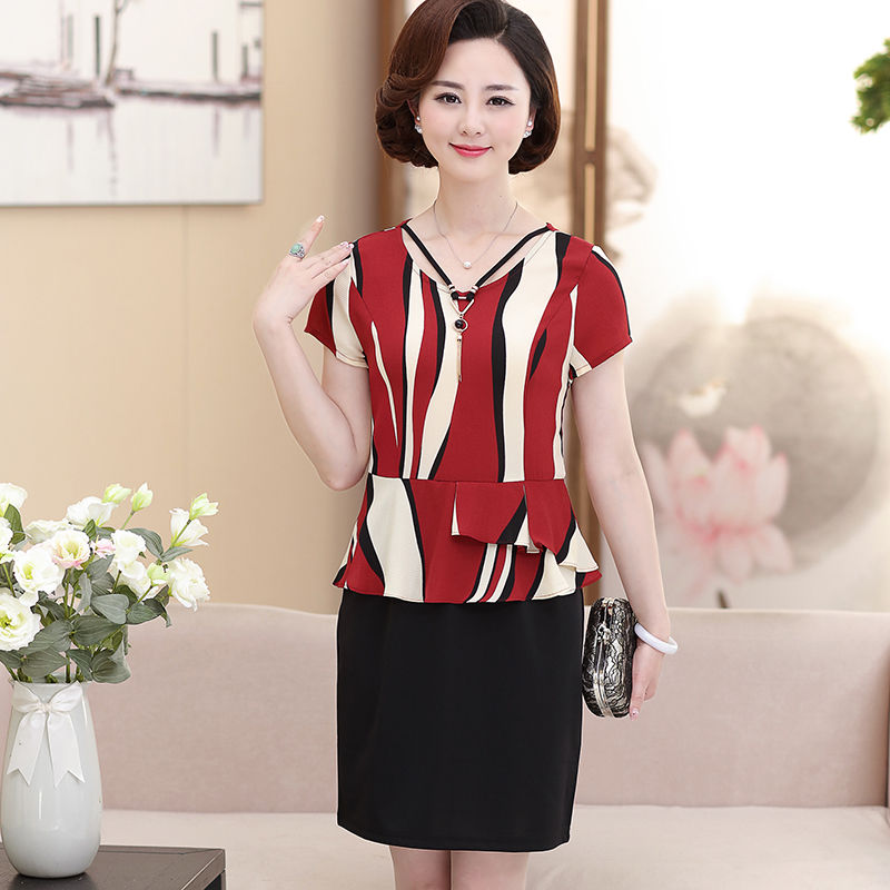 女人40岁以后可以这样穿,显优雅阔太太范,让别人都羡慕